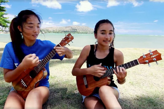 Essas adolescentes vão surpreendê-lo com seus duetos de ukuleles