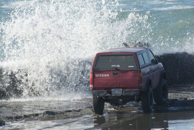 Homem desafiou o mar com sua caminhonete e perdeu