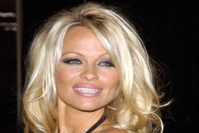 Pamela Anderson estreou um novo visual na semana passada e agora ninguém pode reconhecê-la