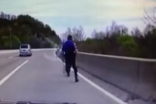Policial salva um homem a ponto de saltar do viaduto