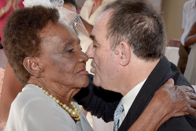 Senhora de 106 anos se torna a pessoa mais idosa a se casar