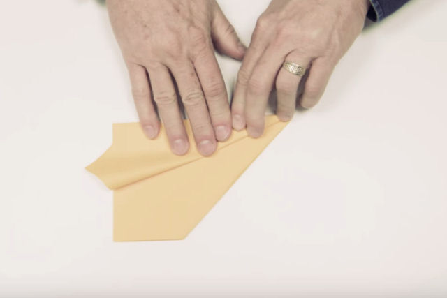 Aprenda a dobrar um aviozinho de papel que quebrou o recorde de distncia de voo