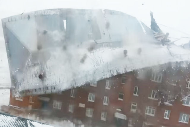 Ventania arranca o telhado inteiro de um edifício de apartamentos na Rússia