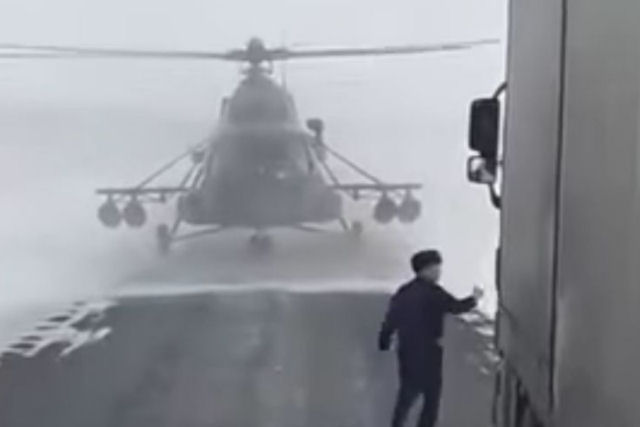 Piloto de helicóptero militar russo pousa para pedir informações