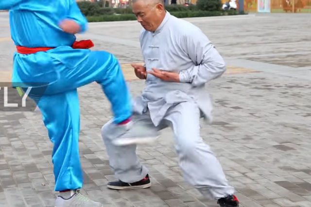 Este mestre do Kung Fu permite que chutem seu saco para mostrar que tem ?bolas de ferro?