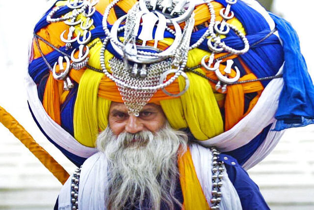 Indiano mostra como  colocar o maior turbante do mundo