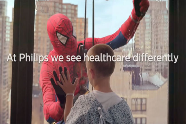 Homem-aranha do mundo real alegra crianças enfermas em tocante propaganda da Philips