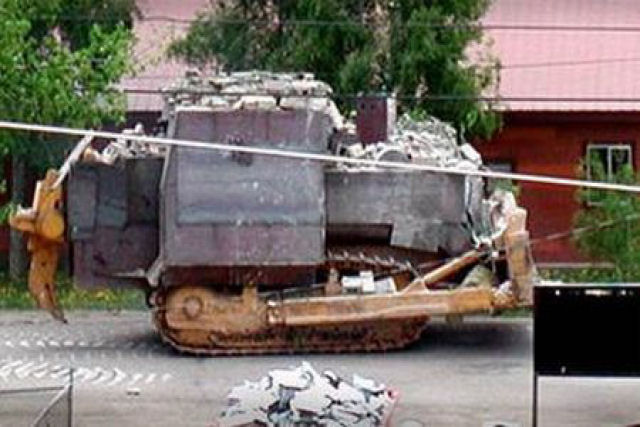 Homem furioso fabricou um tanque caseiro e tentou destruir a cidade inteira