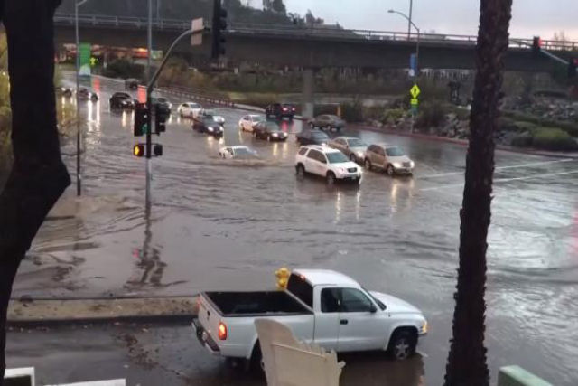 Veja este Lamborghini Gallardo atravessando um cruzamento inundado