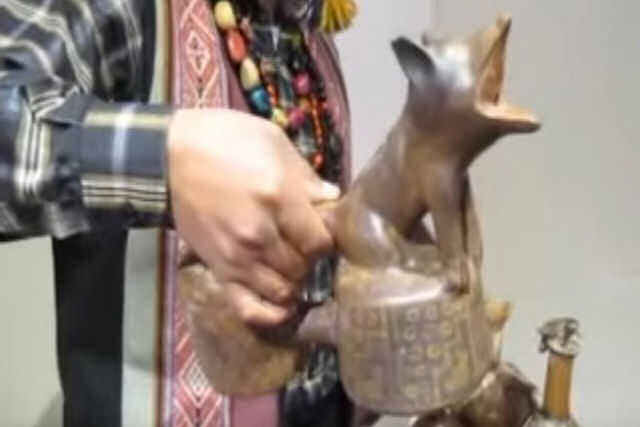 Estes antigos vasos imitam chamadas animais apenas com gua