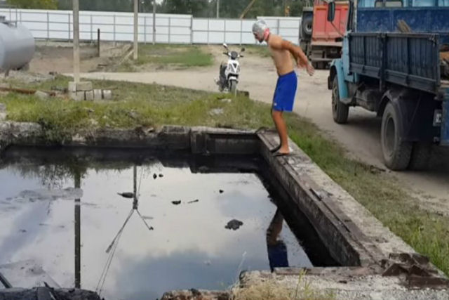 Russo salta direto em uma piscina cheia de combustível de jato