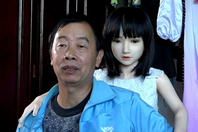 Chinês divorciado vive com sete bonecas realistas que ele cria como filhas