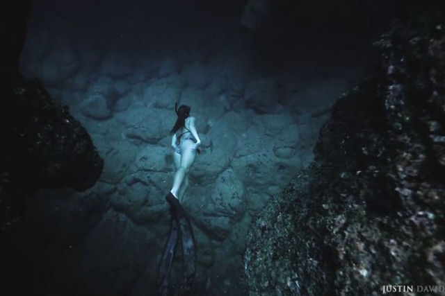 Este mergulho livre em uma caverna subaqutica  o vdeo mais bonito que voc vai ver hoje