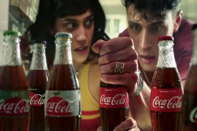 Irmãos lutam pelo mesmo rapaz na última propaganda da Coca e o final é genial