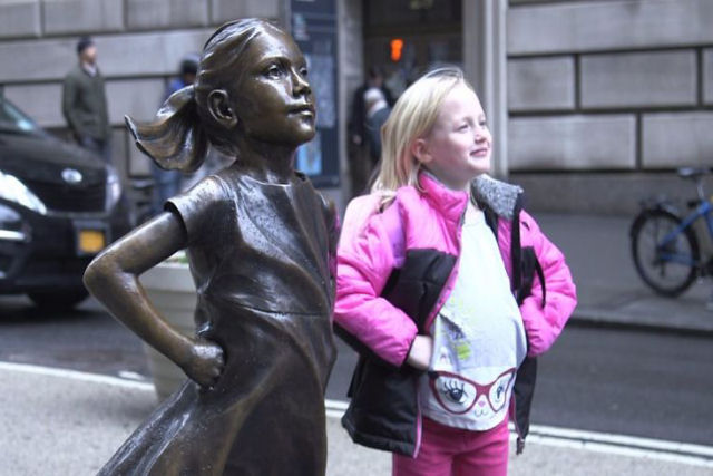 Erigem estátua de uma menina intrépida bem em frente ao touro de Wall Street