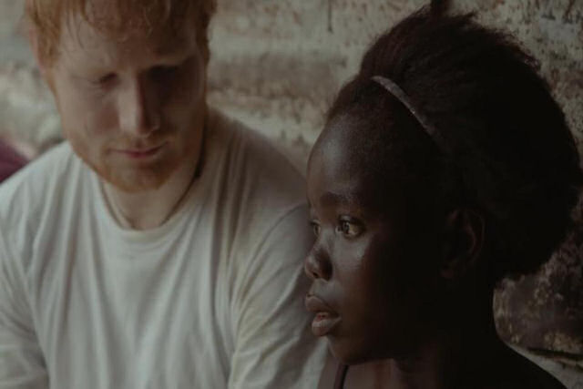 Ed Sheeran chora após cantar com menina que perdeu o pai para o Ebola na Libéria