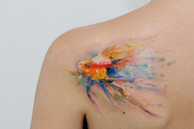 Tatuadora captura a fluidez despreocupada da pintura de aguarela em tatuagens coloridas