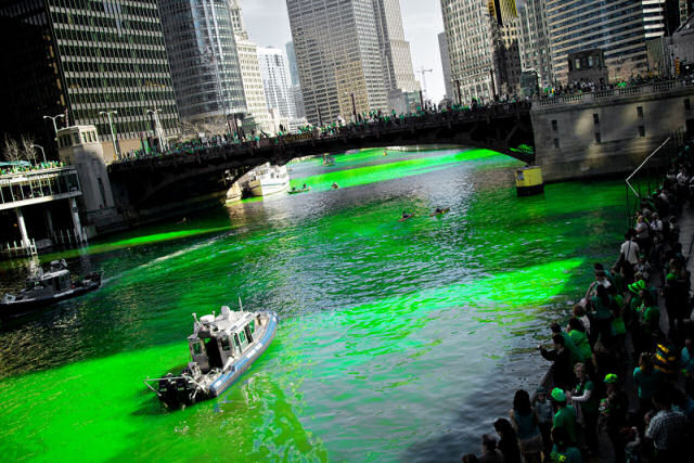 Como tingem de verde o Rio Chicago para celebrar o dia de São Patrício (e como começou)