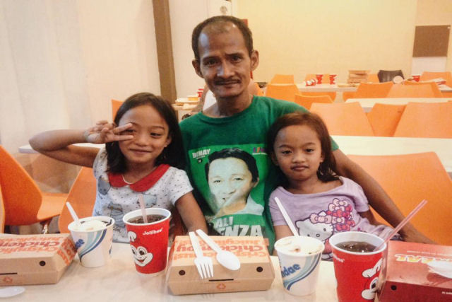 Pai solteiro filipino leva filhas para fast-food sem pedir lanche para ele mesmo