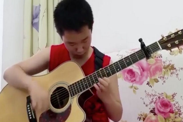 Violonista autodidata, de 12 anos, toma o YouTube de assalto após incrível cover de AC / DC