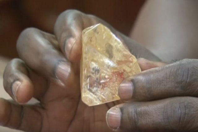 Pastor africano descobre diamante com valor superior a 62 milhões e doa para as causas sociais