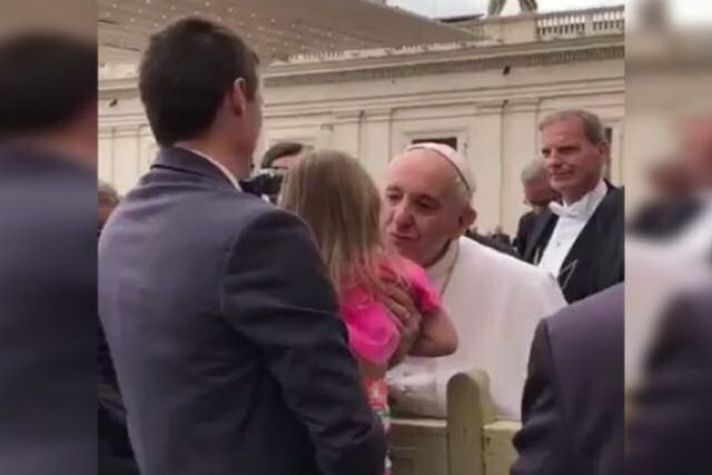 Esta menina aproxima-se do Papa e você não vai crer no que ela faz