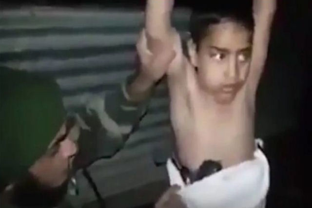 Soldado iraquiano desarma bomba atada a garoto de 7 anos de idade aterrorizado