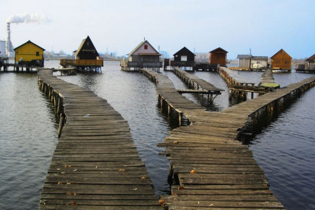 As casas flutuantes do Lago Bokodi
