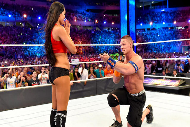John Cena pede a mão de Nikki Bella na frente de 75.000 espectadores