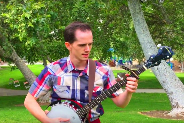 Músico tenta quebrar o recorde mundial do Guinness de tocador de banjo mais rápido