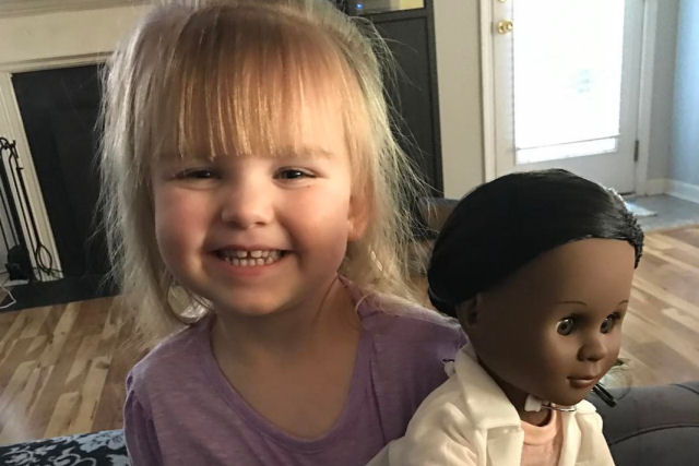 Garota de 2 anos teve a resposta perfeita à mulher que cismou com sua escolha