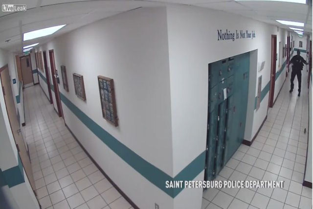 Policial americano sai do armário a se deparar com um camundongo