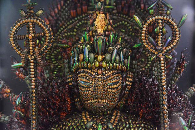 Esta escultura de Buda foi feita com 20.000 besouros