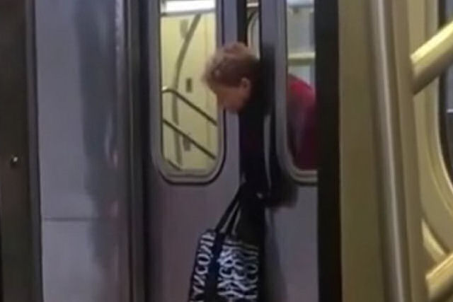 Mulher fica presa na porta do metrô e ninguém ajuda