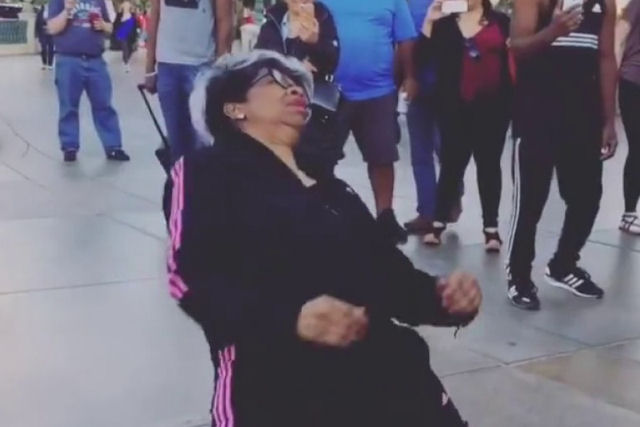 Avó dançando fascina transeuntes nas ruas de Las Vegas