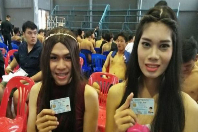 Momentos embaraçosos que ?ladyboys? tailandeses são forçadas a ficar na fila para o recrutamento militar