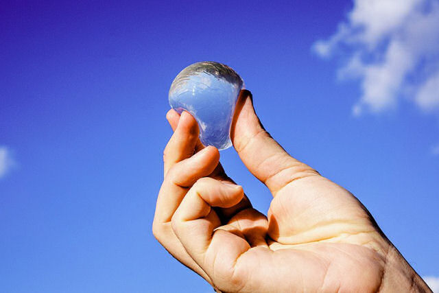 Uma bolha de água que pode ser engolida para substituir as garrafas de plástico