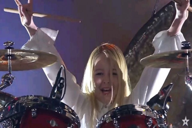 Baterista de 10 anos ganha show de talentos na Dinamarca