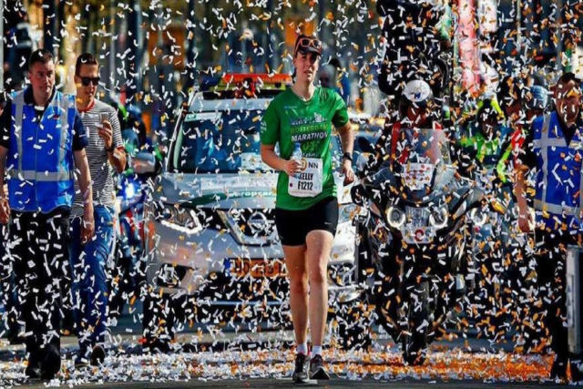 Holandesa foi a última na maratona de Roterdã, mas foi recebida como campeã