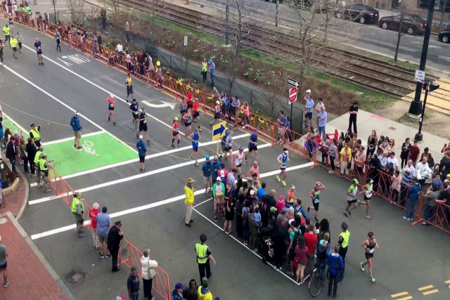 Como organizaram para que as pessoas pudessem cruzar a rua durante a Maratona de Boston