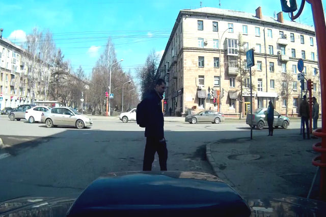 Russo tenta consertar semáforo com pedaço de pau e falha miseravelmente