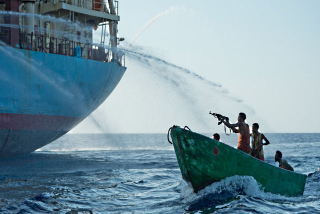 Vídeo mostra mortífero tiroteio entre piratas somalis e segurança de um navio de carga
