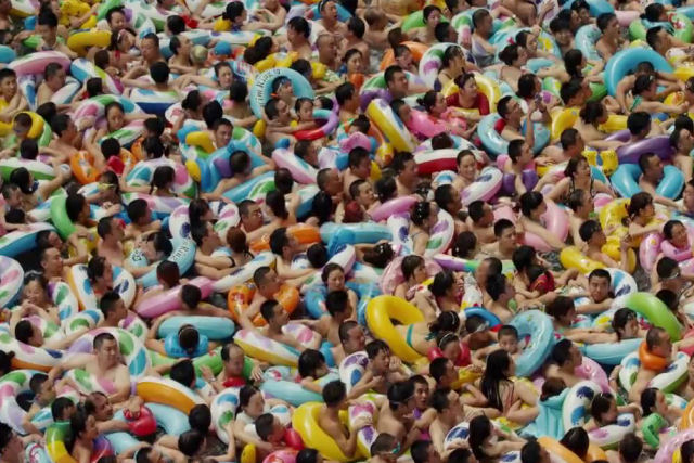 Uma piscina com ondas humanas na China durante o verão