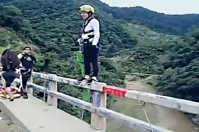 Bungee jump de uma ponte na Bolívia dá terrivelmente errado