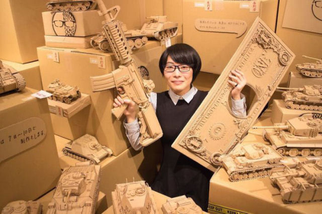 Artista japonesa transforma velhas caixas de papelo em esculturas incrveis