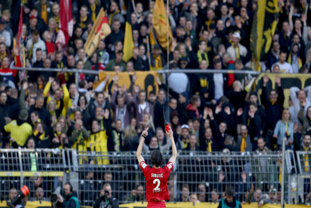 Incrível recepção dos torcedores do Dortmund ao rival Subotic