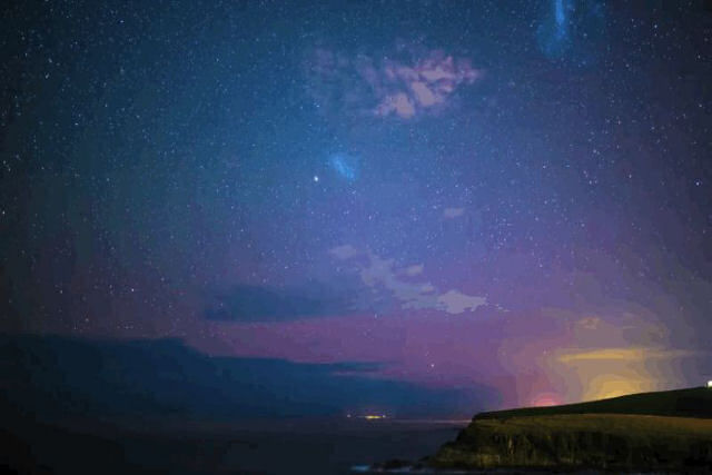 Fotógrafo captura na mesma noite um relâmpago espacial, meteoros e uma aurora austral