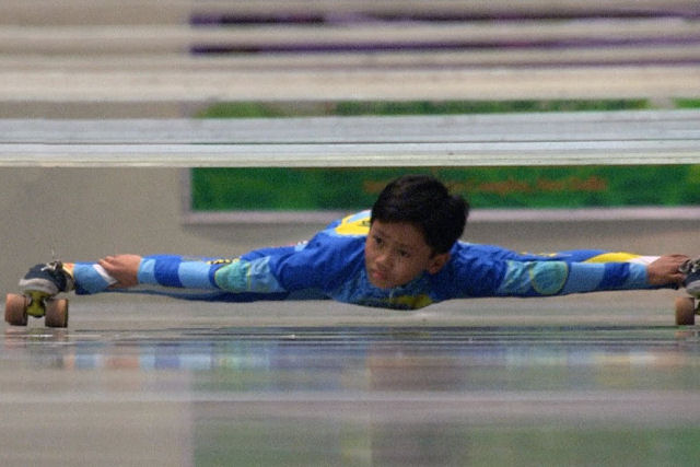 Indiano de 8 anos estabelece novo recorde para patinação limbo