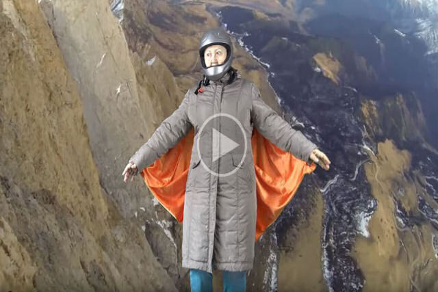 Vovó russa faz salto com wingsuit sem sair de casa