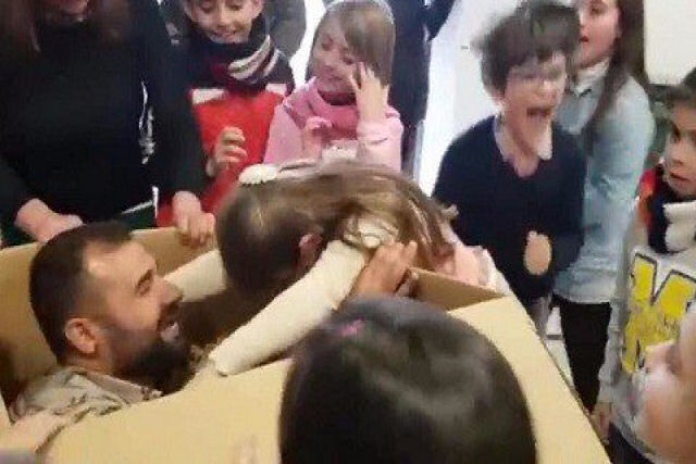 Militar vai de surpresa ao aniversário de sua filha e essa é a emotiva reação